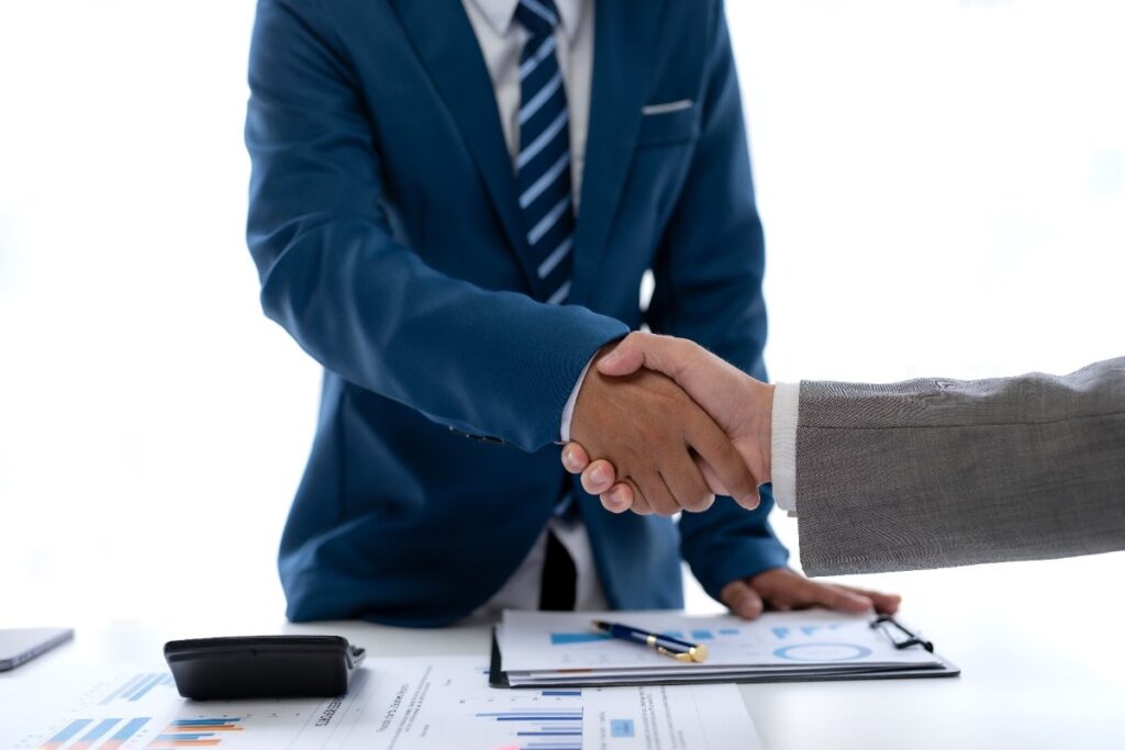  business-success-business-people-handshake-agreement