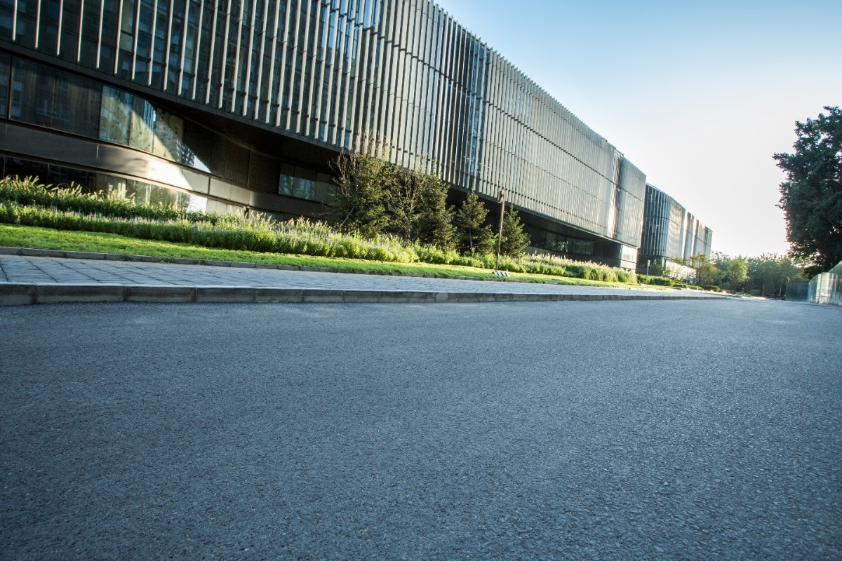 Clean office building, clean asphalt and trimmed vegetation